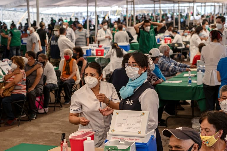 Las personas celebran después de recibir su segunda dosis de la vacuna AstraZeneca contra el Covid-19 en la Ciudad de México, el 14 de abril de 2021