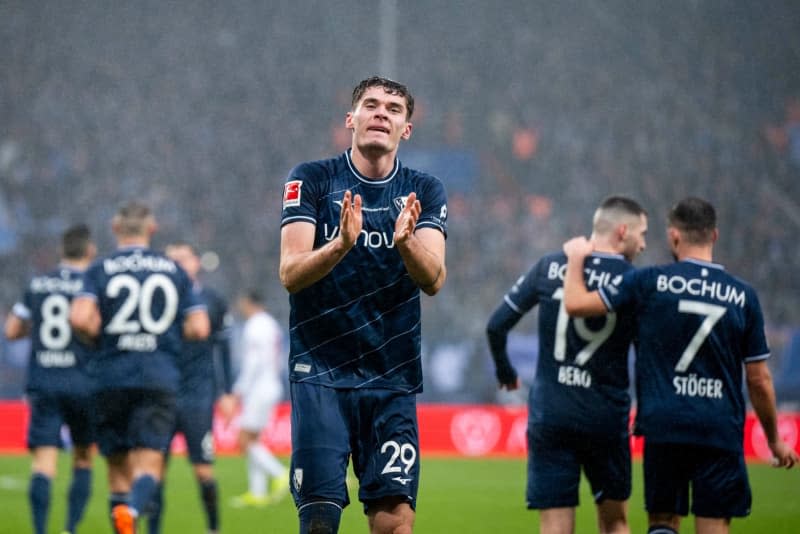 Bochum's Moritz Broschinski celebrates scoring his side's first goal during the German Bundesliga soccer match between VfL Bochum and FC Augsburg at the Vonovia Ruhrstadion. David Inderlied/dpa