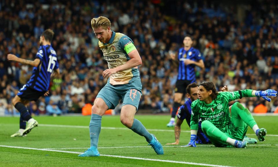 <span>Kevin De Bruyne pulls up after suffering a first-half injury against Inter.</span><span>Photograph: Molly Darlington/Reuters</span>