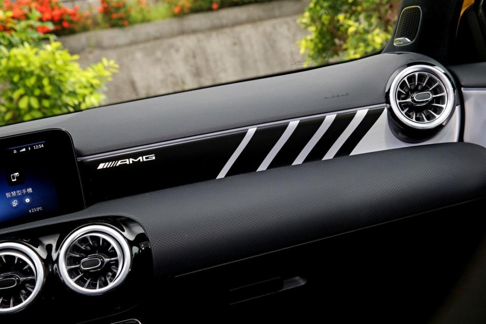 新款AMG專屬飾板相當獨特搶眼，搭配車室氛圍燈更顯華麗。