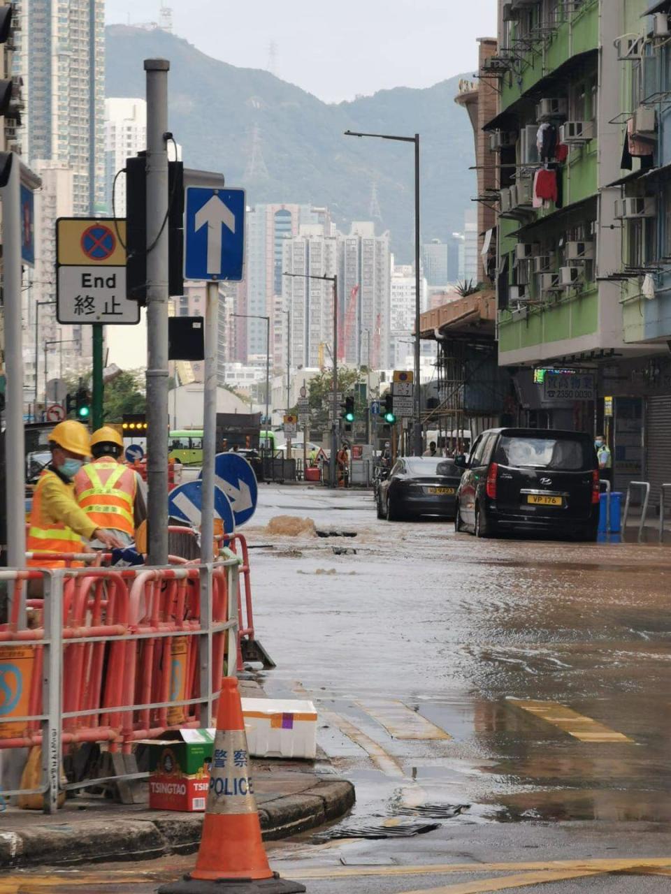 九龍城爆水管噴水柱 泥水浸路全線封閉