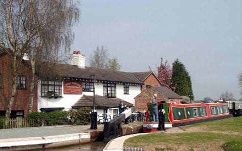 Don't all barge in at once: the Willeymoor Lock Tavern