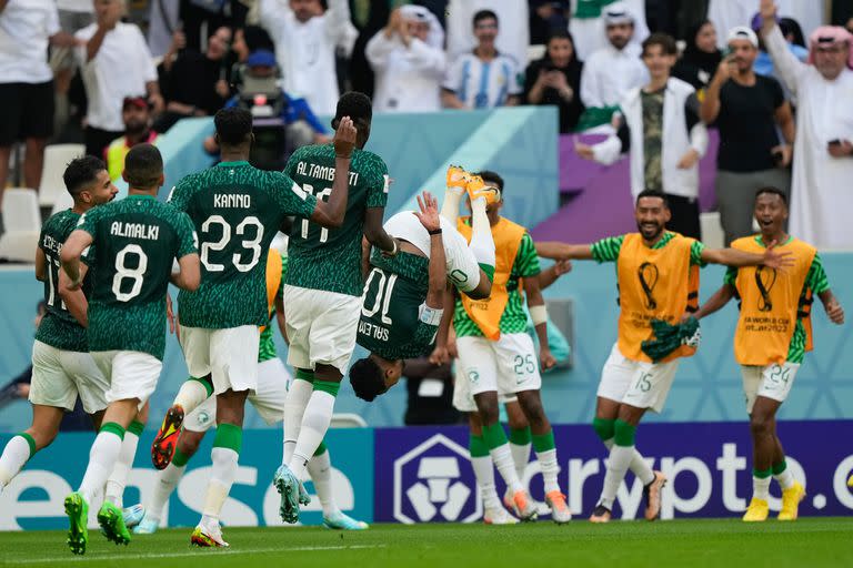 Al Dawsari celebra con una pirueta el segundo gol de Arabia Saudita; el delantero juega en Al Hilal, el equipo que dirige Ramón Díaz en la liga árabe