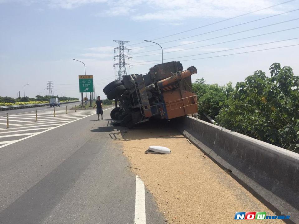 ▲台78線西向東斗南匝道發生一輛飼料車爆胎翻覆事故。（圖／簡勇鵬攝 , 2017.09.20）