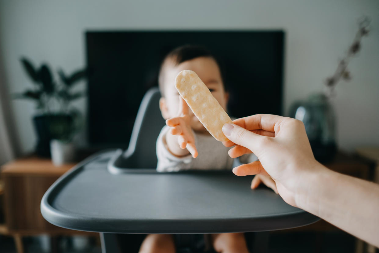 Sobald ein Kleinkind mit am Tisch sitzt, bleibt kein Snack den Eltern alleine. (Symbolbild: Getty)