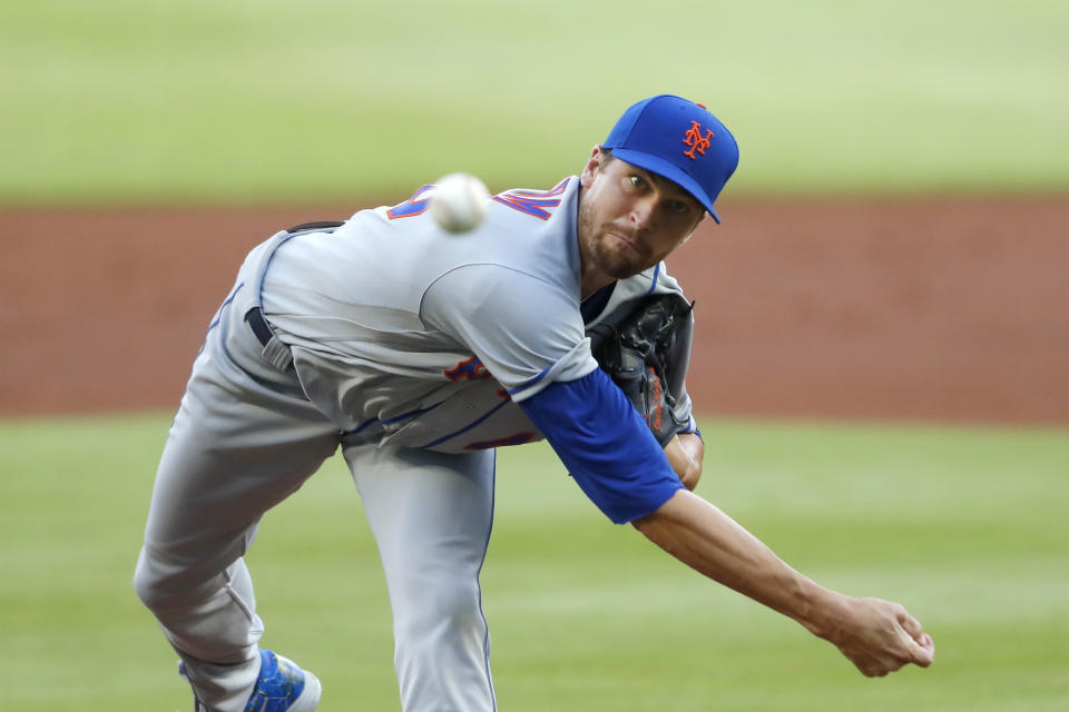 El abridor Jacob deGrom de los Mets de Nueva York lanza frente a los Bravos de Atlanta, el lunes 3 de agosto de 2020, en Atlanta. (AP Foto/John Bazemore)