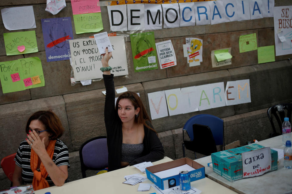 <p>A student offers ballots to citizens as she protests in favour of the banned October 1 independence referendum outside the University of Barcelona in Barcelona, Spain, Sept. 28, 2017. (Photo: Jon Nazca/Reuters) </p>