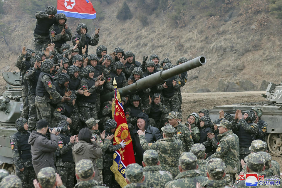 En esta fotografía proporcionada por el gobierno de Corea del Norte, el gobernante norcoreano Kim Jong Un (centro), se reúne con los soldados para participar en un entrenamiento en Corea del Norte, el miércoles 13 de marzo de 2024. (Agencia Central de Noticias de Corea/Servicio de Noticias de Corea vía AP)