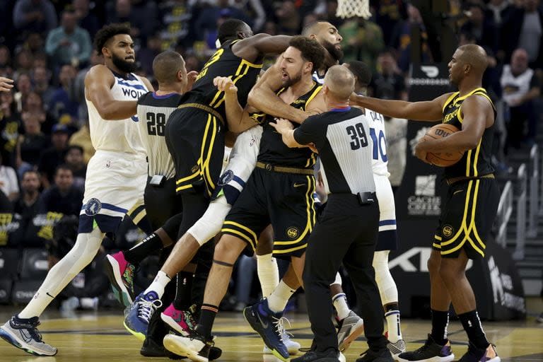 En medio de una trifulca, Draymond Green tomó del cuello a Rudy Gobert en noviembre, en un juego ante Minnesota Timberwolves, y debió estar al margen durante cinco partidos.