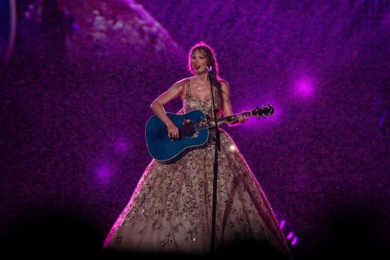 Luego de la trágica muerte de una de sus fans durante el primer concierto, la lluvia de anoche no fue impedimento para que Taylor Swift brindara su segundo show en Brasil