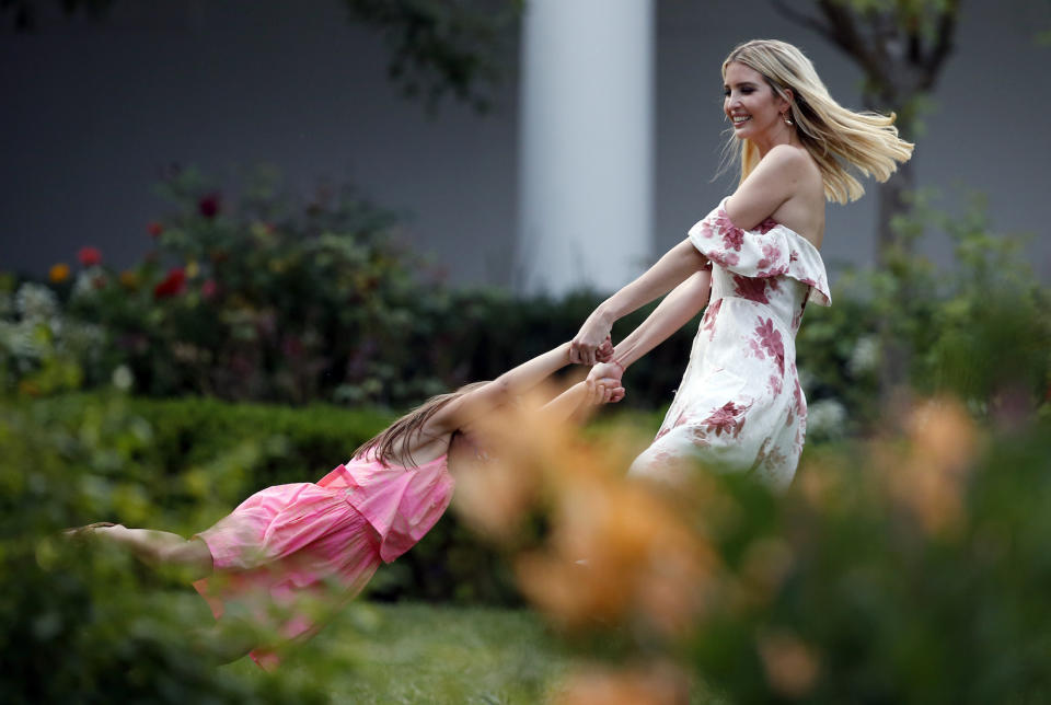 <p>Ivanka Trump gönnt sich mit ihrer Tochter Arabella eine Auszeit im Rosengarten des Weißen Hauses. (Bild: AP Photo/Alex Brandon) </p>