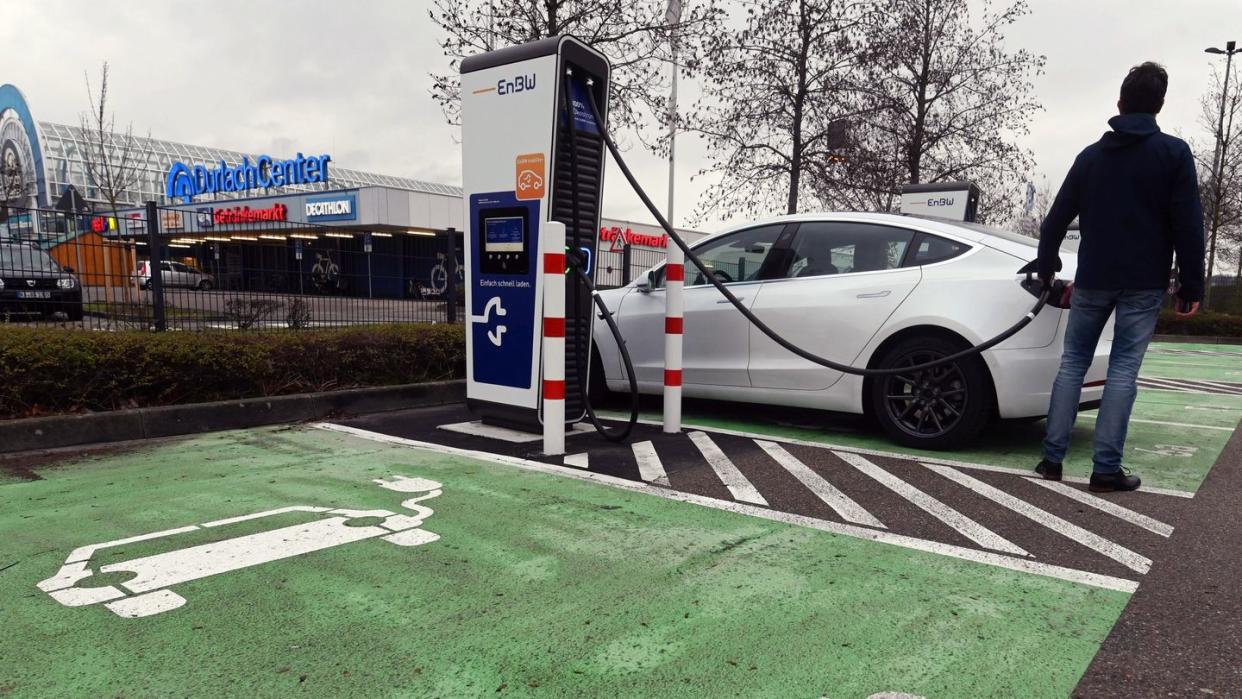 In einem Schnellladepark für E-Autos des Energiekonzerns EnBW am Durlach Center, einem Einkaufszentrum, sollen sechs Ladesäulen mit je zwei Ladepunkten eine Leistung von bis zu 300 Kilowatt liefern.