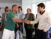 <p>Federer saluda a Ronaldo Nazario. </p>