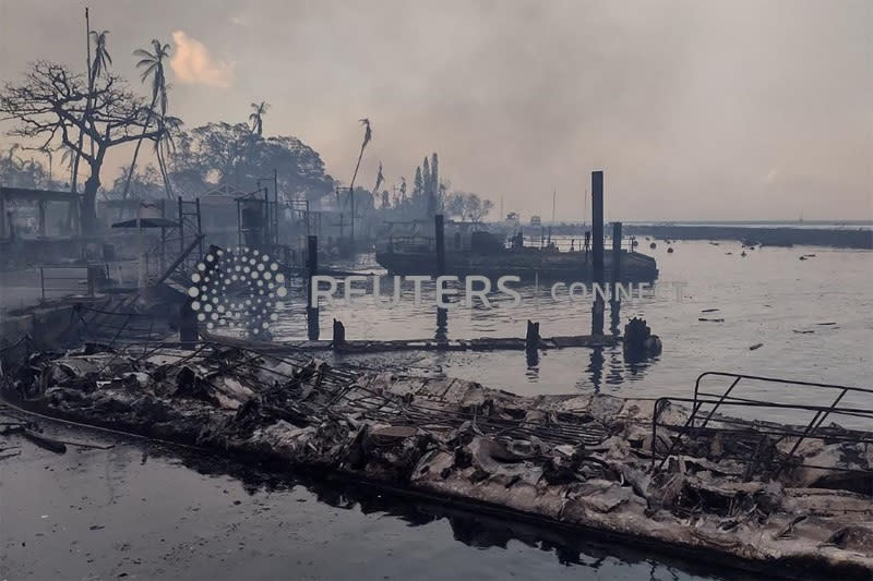 Un barco calcinado frente al mar después de que un incendio devastara la ciudad de Lahaina, en Maui