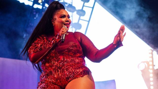 Lizzo Embraces Her 'Hot Body' & Says She Loves 'Being Fat' – Hollywood Life