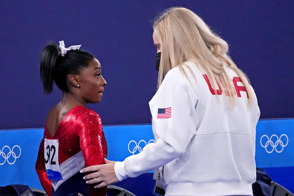 La gimnasta Simone Biles habla con una coach tras realizar un pobre salto de caballo en la final de gimnasia por equipos de los Juegos Olímpicos de Tokio. Al poco, ella decidió retirarse de esa prueba para proteger su salud mental y física y las posibilidades de medalla de sus compañeras. (Robert Deutsch-USA TODAY Sports/Reuters)