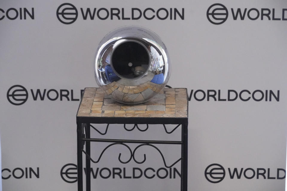Worldcoin 項目收集人體虹膜的裝置 The Orb，體積約一個保齡球大。 (AP Photo/Damian Dovarganes)