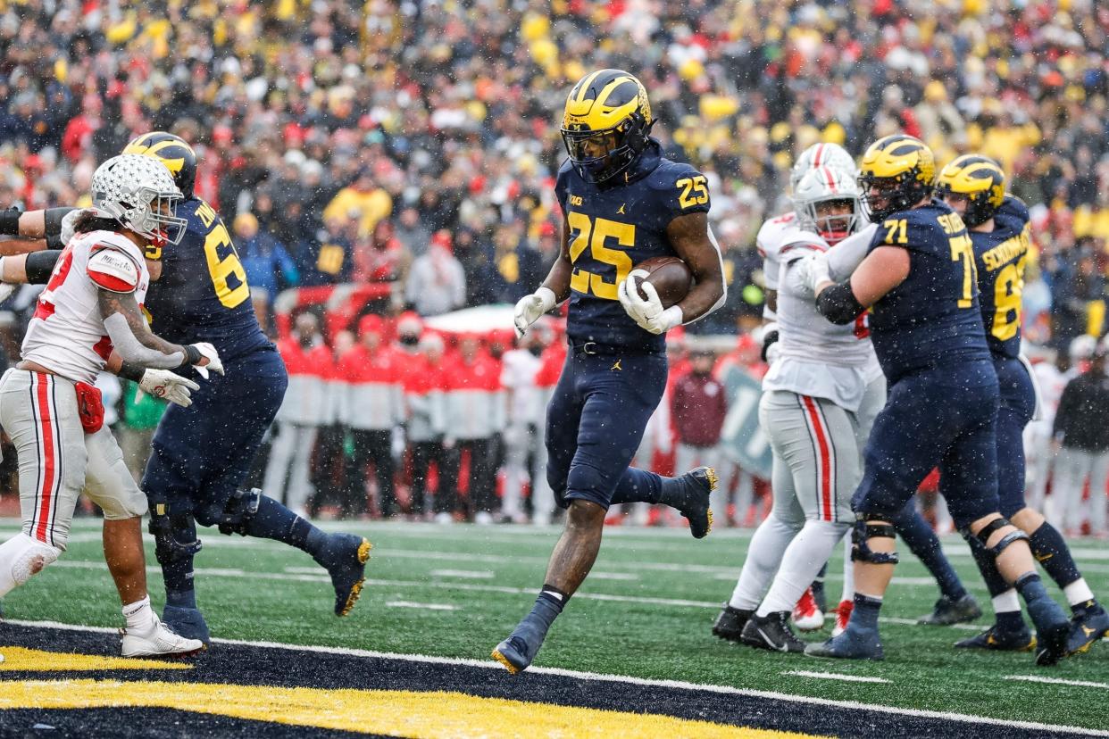 Michigan running back Hassan Haskins (25) scores a touchdown against Ohio State during the second half at Michigan Stadium in Ann Arbor on Saturday, Nov. 27, 2021.

2021-11-27-michigan haskins
