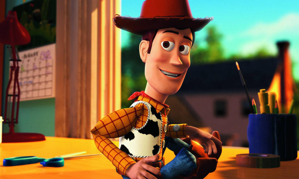 “Toy Story” war der Animationsfilm, der dem Studio Pixar den Weg zum ganz großen Erfolg ebnete. Hauptfigur Cowboy Woody wurde zunächst von Peer Augustini vertont, der unter anderem auch so berühmten Schauspielern wie Robin Williams und Jeff Daniels seine Stimme lieh. In “Toy Story 3” übernahm … (Bild-Copyright: Facebook/ToyStory)