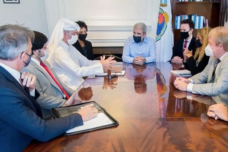 Aníbal Fernández firmó un acuerdo de cooperación con el embajador de Qatar, Battal Meajeb Al Dosari, y le entregó una lista con 7300 argentinos que tienen derecho de admisión para ingresar a los estadios locales