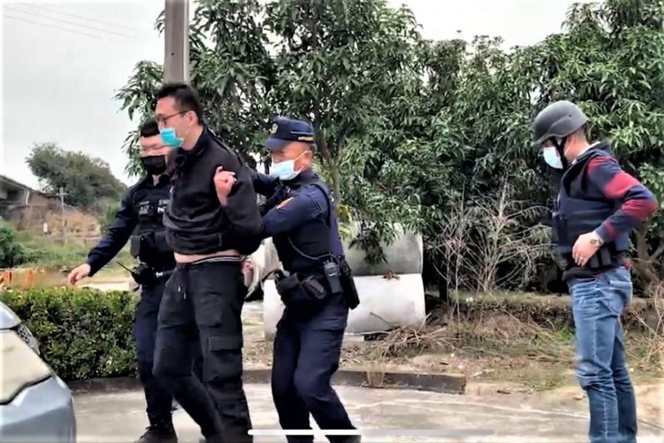 白河警分局防搶演練逼真，歹徒在員警嚇令下棄械受捕。（警方提供）