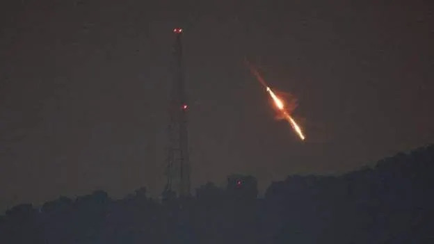 Desde el sur de la franja de Gaza se podían ver algunos drones y misiles volando hacia objetivos en el sur de Israel durante el ataque del 14 de abril de 2024.