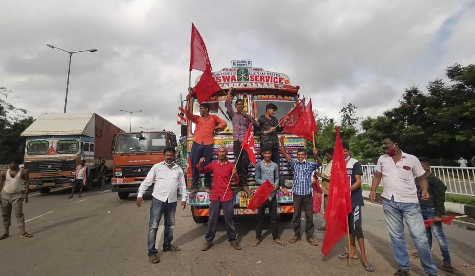 <div class="paragraphs"><p>Bhubaneswar: Members of Nirman Sramika Sangha block a road during farmers Bharat Bandh strike against central governments three farm reform laws.</p></div>