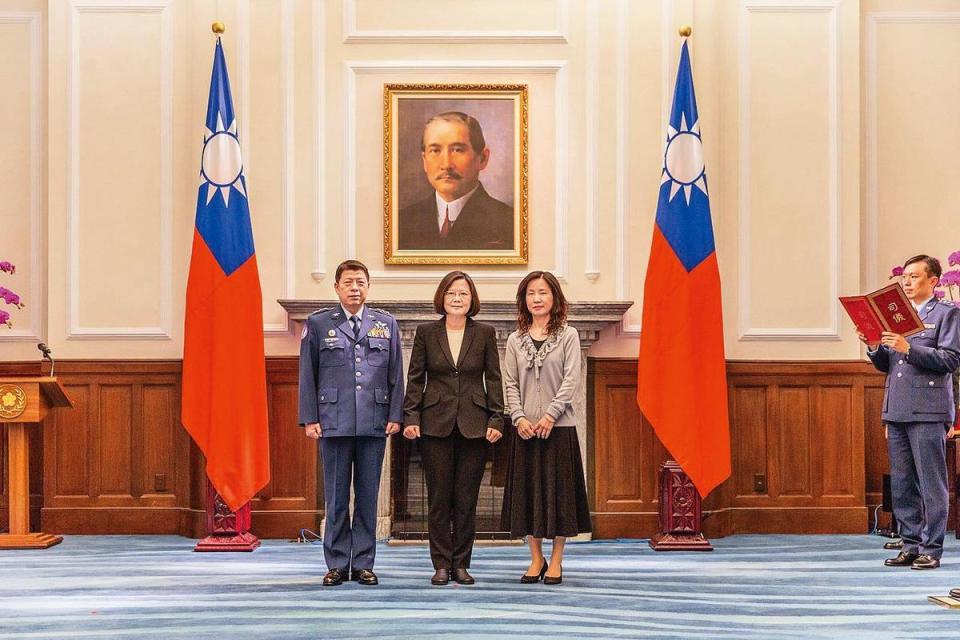 張哲平在2018年接任空軍司令，總統蔡英文（中）主持布達授階典禮，並與張哲平伉儷（左、右）合影。（總統府提供）