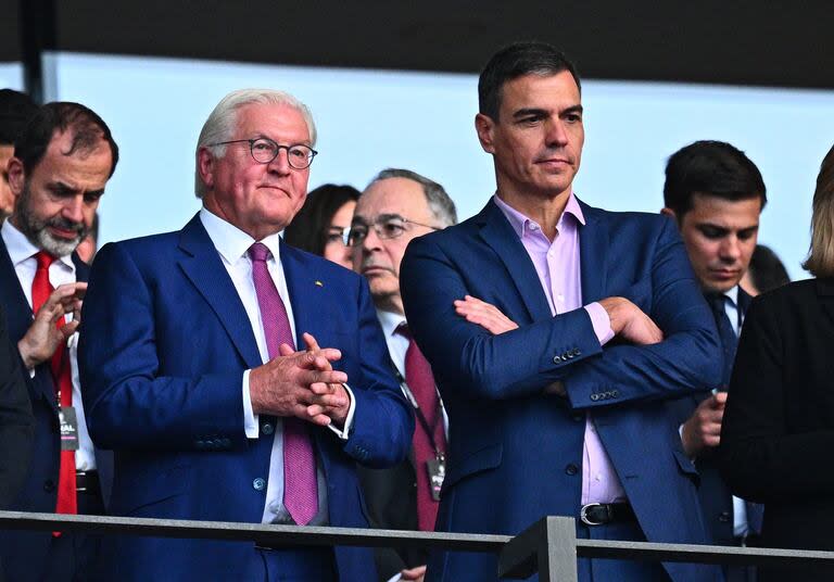 El presidente alemán, Frank-Walter Steinmeier, y el mandatario español, Pedro Sánchez, en el estadio Olímpico de Berlín durante la final de la Eurocopa. (Tom Weller/dpa)