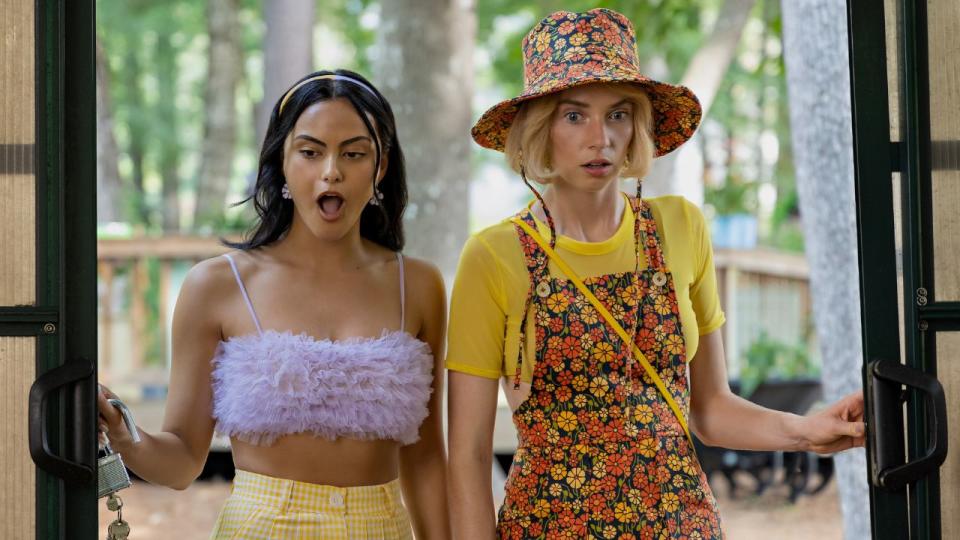 (L-R) Camila Mendes as Drea and Maya Hawke as Eleanor in Do Revenge