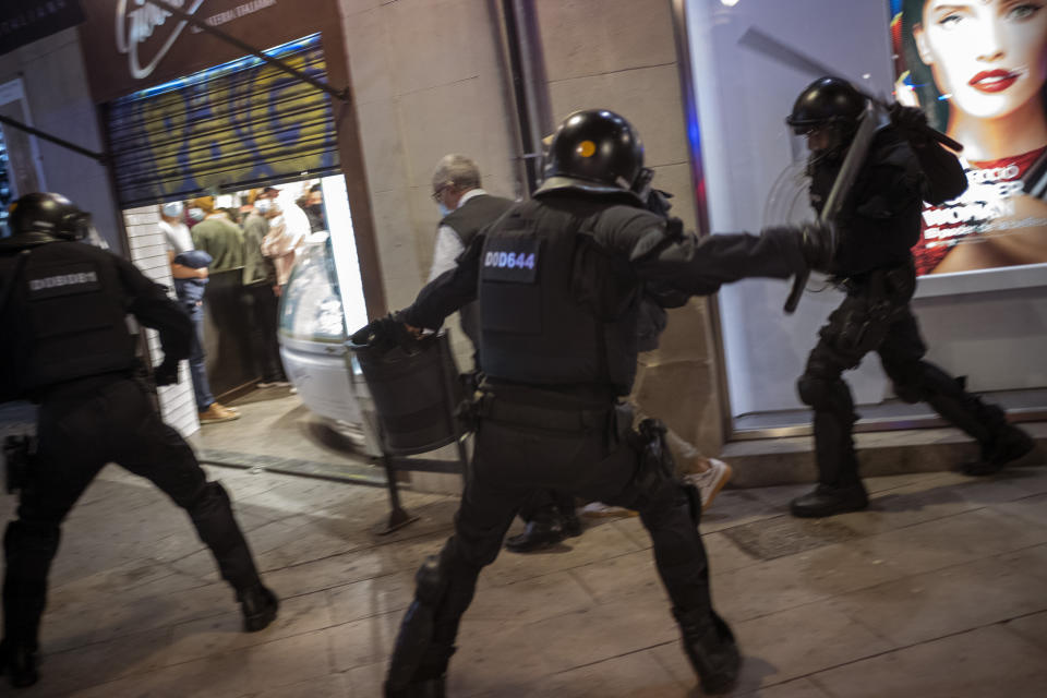 Le immagini della seconda notte di manifestazioni contro le restrizioni anti-Covid a Barcellona, sabato 31 ottobre. Una ventina di persone è risultata ferita, e altrettante sono state arrestate. (AP Photo/Emilio Morenatti)