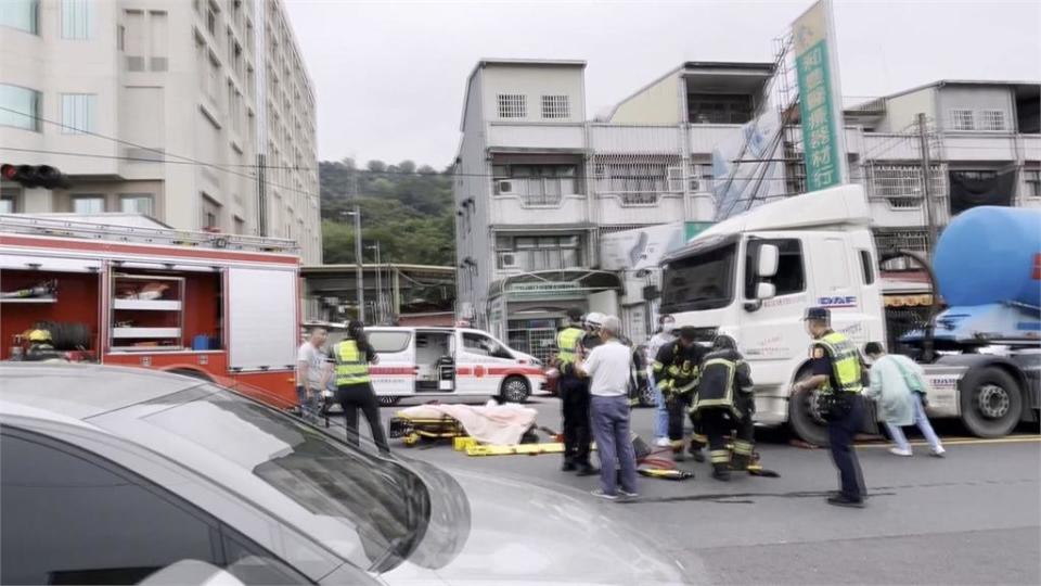 婦人醫院前過馬路遭水泥車撞上　醫護聞訊　立刻衝出救人