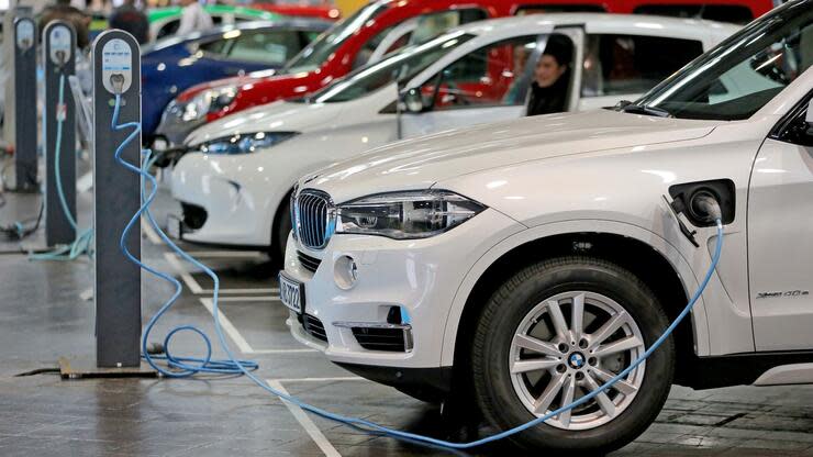 Kunden, die einen vom Rückruf betroffenen Wagen gekauft haben, sollten das elektrische Laden unterlassen, rät BMW. Foto: dpa