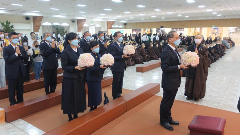 慈濟2月9日前往佛光山悼唁星雲大師，由慈濟慈善事業基金會執行長顏博文代表致上最高的敬意。