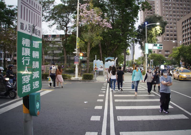 為解決台灣「行人地獄」困境，立法院會昨天三讀通過道路交通管理處罰條例部分條文修正案，加重汽機車不禮讓行人罰則。（中央社資料照）