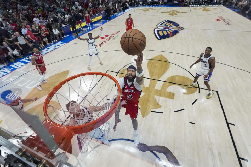 O atacante do New Orleans Pelicans, Brandon Ingram (14), vai até a cesta durante o primeiro tempo de um jogo de basquete da NBA contra o Sacramento Kings, sexta-feira, 19 de abril de 2024, em Nova Orleans.  (Foto AP/Gerald Herbert)