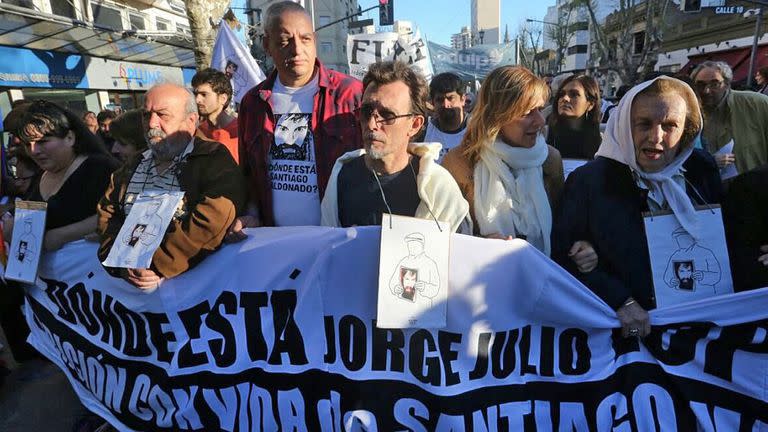 De anteojos, en el centro, el hijo de Jorge Julio López, que encabezó ayer la marcha a 11 años de la desaparición de su padre