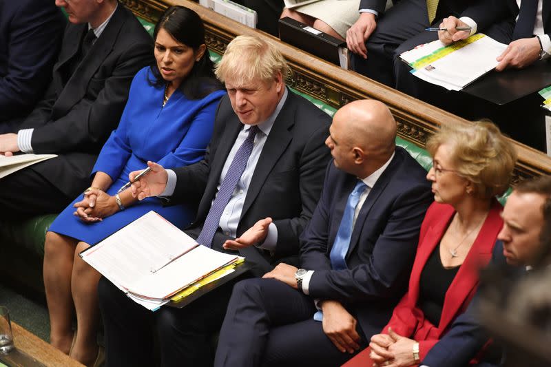 El primer ministro británico Boris Johnson, el secretario del Interior Priti Patel y el canciller del Tesoro Sajid Javid asisten al debate semanal del turno de preguntas en el Parlamento en Londres, Reino Unido, el 12 de febrero de 2020