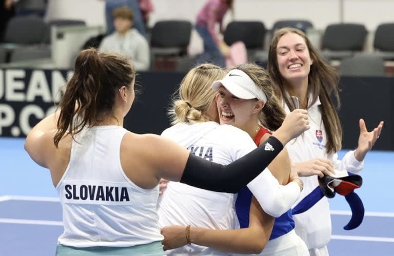 El festejo del equipo eslovaco de tenis femenino luego de vencer a la Argentina en el playoff de ascenso de la Billie Jean King Cup en Bratislava