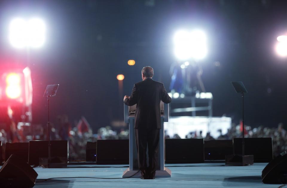 <p>Vor einem Jahr rief Erdoğan den Ausnahmezustand für sein Land aus. In der kommenden Woche möchte er diesen um ein viertes Mal verlängern. (Bild: Uncredited/Presidency Press Service/dpa ) </p>