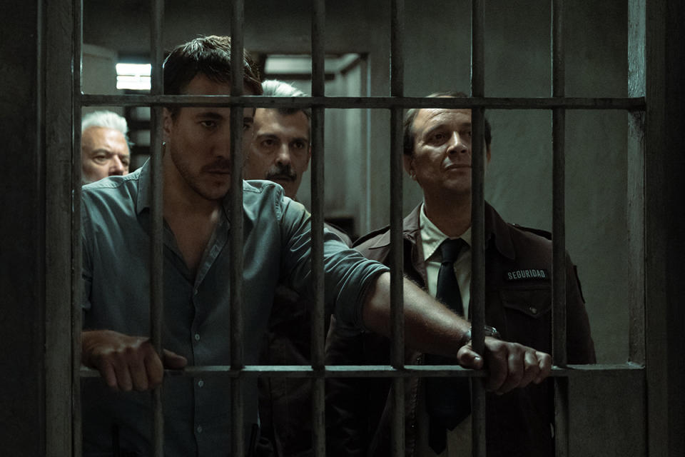 Adolfo Fernández como Espada, Alberto Ammann como Hugo, Xavier Deive como Bastos y Luis Callejo como Simón en 'La noche más larga'. Cr. Carla Oset/Netflix © 2021