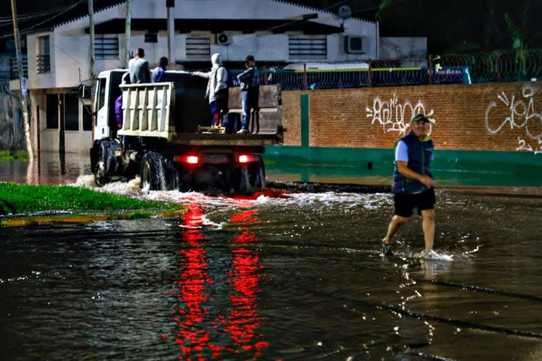 En Quilmes, por la crecida, el agua llegó al barrio Luján III, cerca del balneario de esa localidad; los vecinos debieron ingresar a la zona en la caja de camiones que dispuso la municipalidad