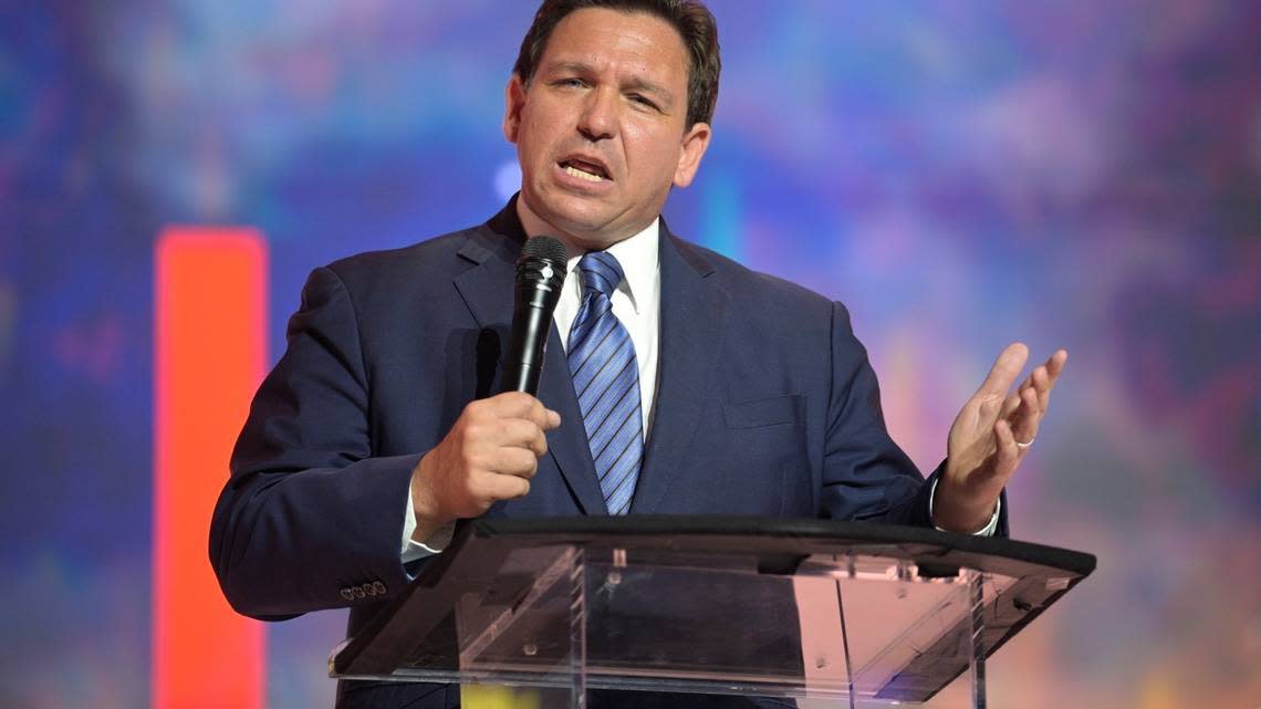 El gobernador Ron DeSantis se dirige a los asistentes durante la Cumbre de Acción Estudiantil (SAS) de Turning Point USA el 22 de julio de 2022, en Tampa. JOSE A. IGLESIAS jiglesias@elnuevoherald.com