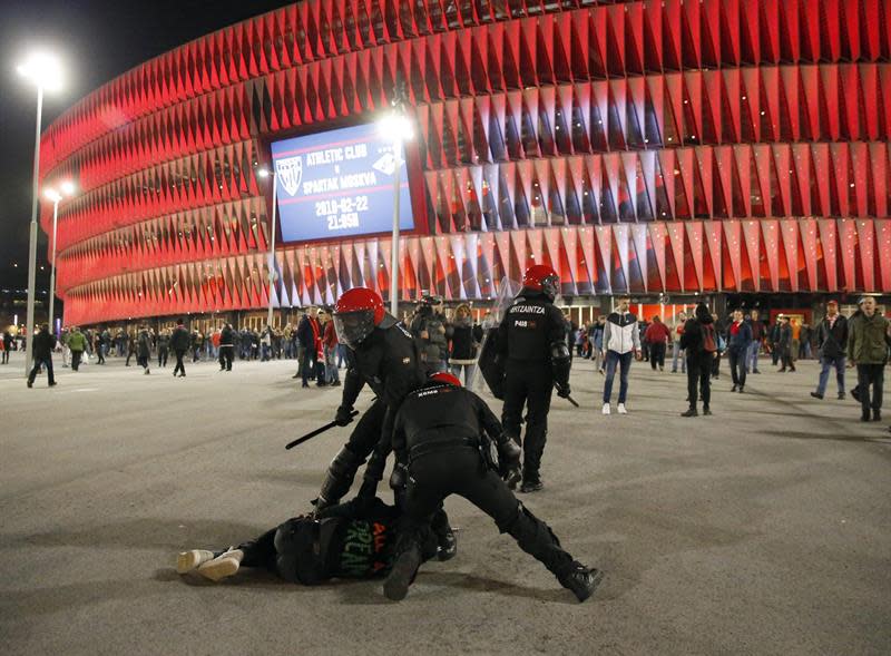 Auch vor dem Stadion von Athletic gab es schwere Ausschreitungen. Bild: AFP