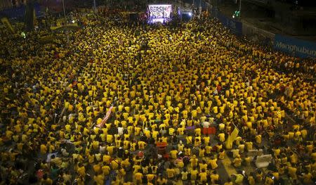 A view of the crowd of supporters of pro-democracy group "Bersih" (Clean) gathering outside the Dataran Merdeka just before midnight in the capital city of Kuala Lumpur August 30, 2015. REUTERS/Edgar Su