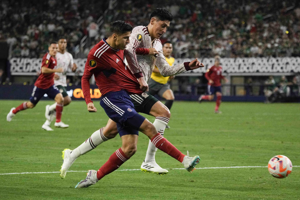 Costa Rica forward Anthony Contreras, front, passes the ball away from Mexico midfielder Edson Álvarez during the first half of a CONCACAF Gold Cup soccer quarterfinal, Saturday, July 8, 2023, in Arlington, Texas. (AP Photo/Sam Hodde)
