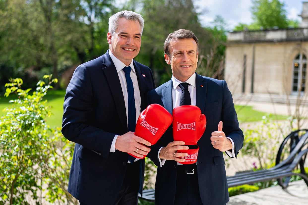 Le chancelier autrichien Karl Nehammer et Emmanuel Macron, ici à Paris, le 4 avril 2024.