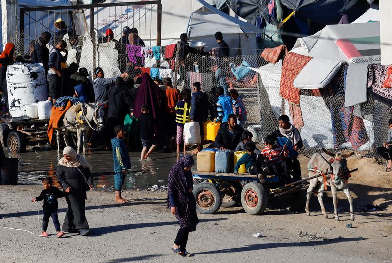 Palestinos desplazados, que huyeron de sus casas debido a los ataques israelíes, se refugian en un campamento de tiendas de campaña,