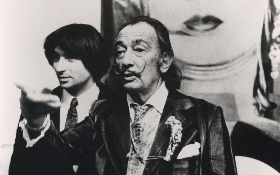 Dalí and Tusquets in the Hotel Meurice in Paris, 1973 - Oriol Maspons