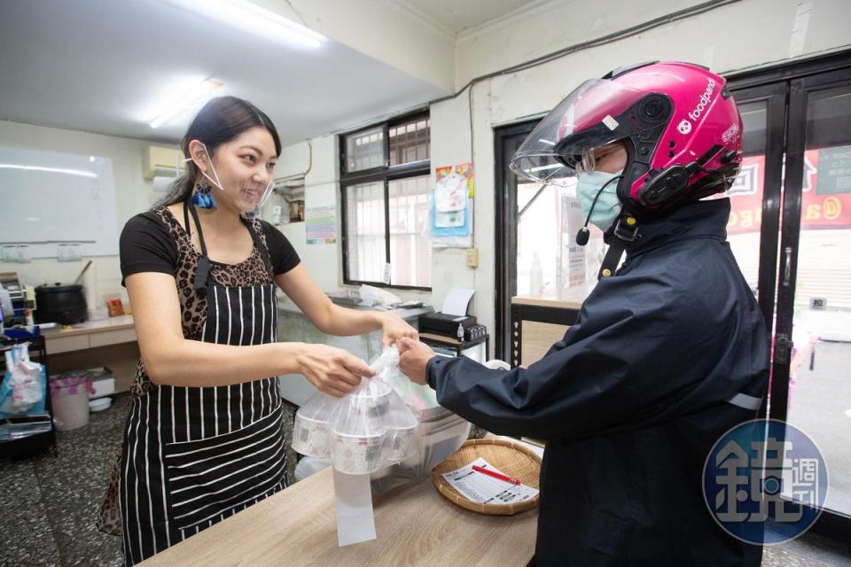 陳玨里的女兒陳凝初（左）去年底回家幫忙，負責外送平台熟食出餐、店裡的冷凍包裝、銷售等工作。